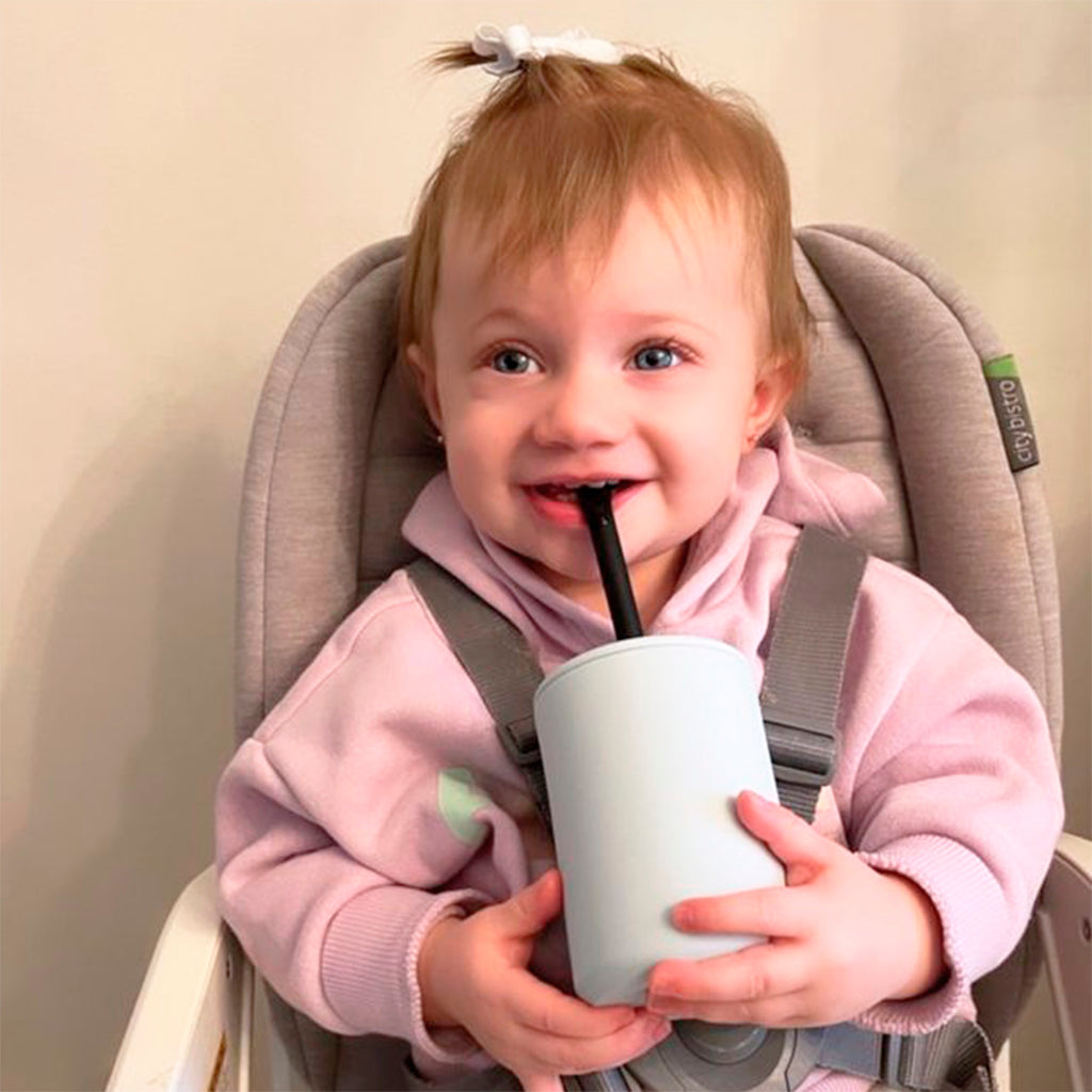 Sippy Cup or Straw Cup: Choosing the Right Cup for Your Baby